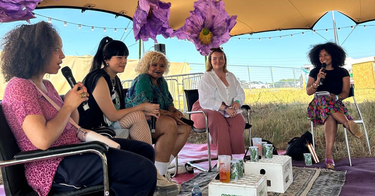 Outdoor Amapola roundtable during a festival